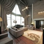 Cortinas grises en las ventanas