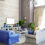 Sofá azul en la sala de estar