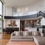 Interior blanco con escalera negra
