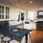 Muebles blancos en la cocina.