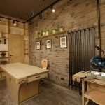 Sillón y mesa con encimeras de mármol en el interior.