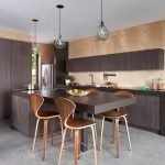 Muebles de color wengué en la cocina