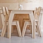 Mesa y sillas de contrachapado