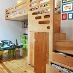 Cama con escalones de cajones