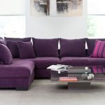 Amplio sofá morado con almohadas