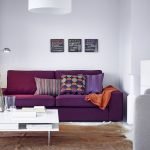Sofá morado con almohadas