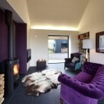 Interior con chimenea.