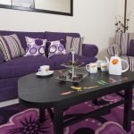 Acogedor salón interior con muebles morados