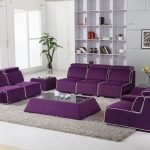 Muebles morados en la sala de estar