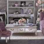 Conjunto de muebles clásicos.