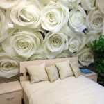 Rosas blancas en la decoración del dormitorio.
