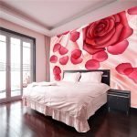 Rosas rojas en la pared de la habitación