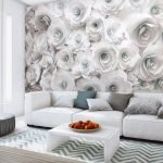 Rosas blancas en la pared de la sala de estar