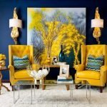 Sillones mostaza en interior azul