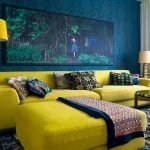 Una combinación de muebles azules y mostaza.