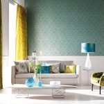 Lámpara con pantalla azul sobre la mesa junto al sofá
