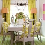 Muebles luminosos en el comedor.