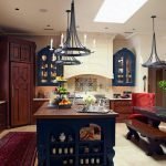 Candelabros con velas en la cocina