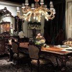 Muebles elegantes y araña en el interior.