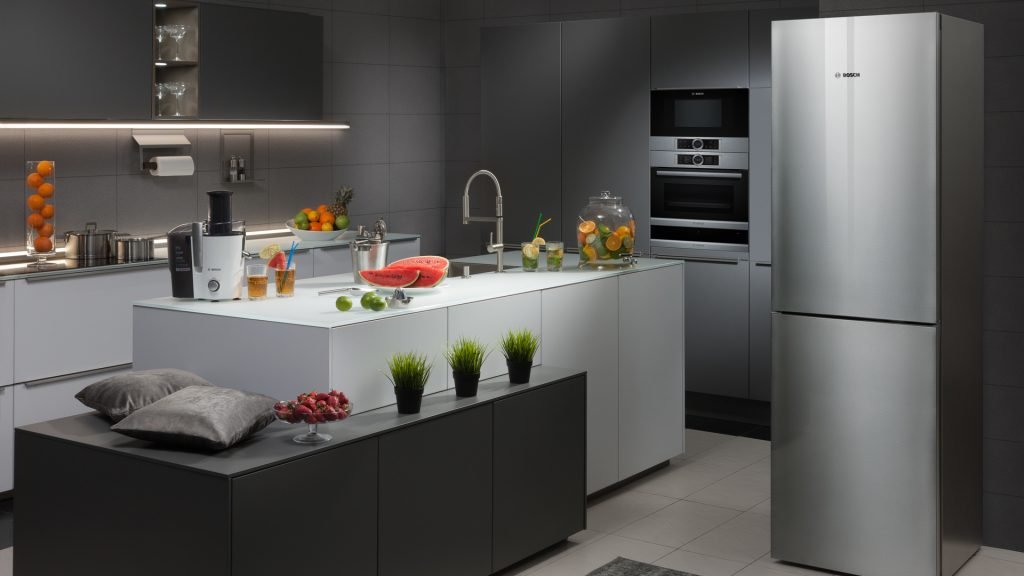 Peti sejuk di bahagian dalam dapur
