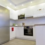 Muebles blancos en el interior.