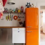 Interior con nevera naranja