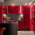 Muebles rojos en el interior de la cocina.