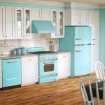 La combinación de colores blanco y turquesa en el interior.