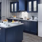 La combinación de paredes grises y muebles azules.