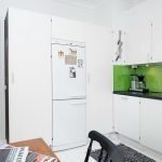 Delantal verde en un interior blanco