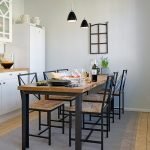 Lámparas sobre la mesa del comedor