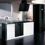 La combinación de piso negro y paredes blancas.