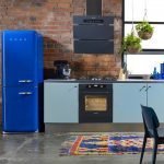 Nevera azul en la cocina