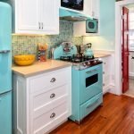 Estufa turquesa y refrigerador en la cocina
