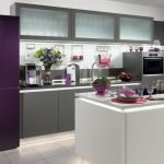 Mesa blanca y muebles grises en la cocina.