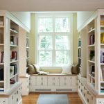 Muebles blancos en la biblioteca del hogar.