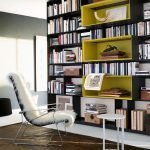 Gabinete negro con estantes amarillos