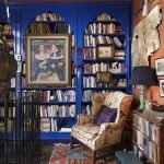 Librerías azules en un interior naranja