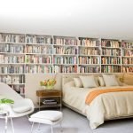 Estanterías a la cabecera de la cama
