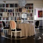 Comedor interior con biblioteca en casa