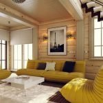 Muebles amarillos en el interior.