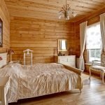 Dormitorio con muebles blancos.