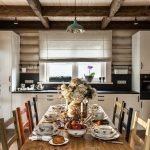Muebles blancos con encimeras negras.