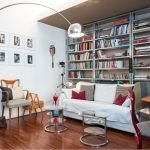Sala de estar con biblioteca
