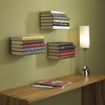Estantes de libros en la pared