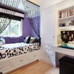 Habitación infantil para una niña con estantes para libros