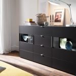 Habitación con paredes blancas y laminado oscuro.