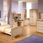 Muebles de madera clara en el interior.