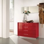 Cómoda roja en un interior blanco
