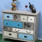 Botella en un soporte decorativo sobre una cómoda